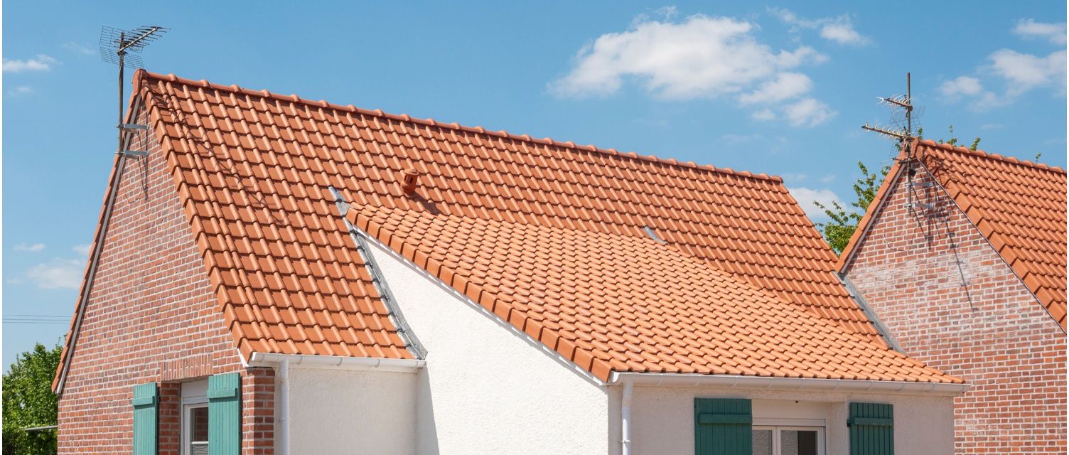 Toiture tuiles faiblement galbées